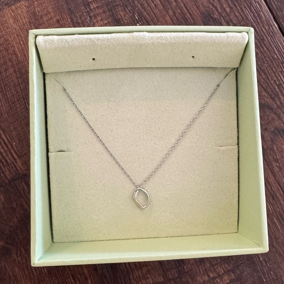 NIB Elegant Silver Pendant Necklace - Picture 10 of 16